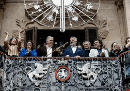 Joseba Asiron coge el bastón de mando tras proclamarse alcalde de Pamplona junto al concejal de Geroa Bai, Koldo Martínez.