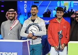 jokovic y Alcaraz posan con sus trofeos tras el encuentro disputado en Riad