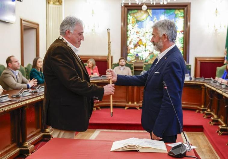 Joseba Asiron coge el bastón de mando tras proclamarse alcalde de Pamplona junto al concejal de Geroa Bai, Koldo Martínez.