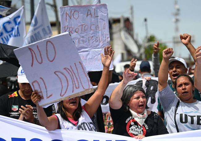 Decenas de personas protestan contra el Gobierno de Milei