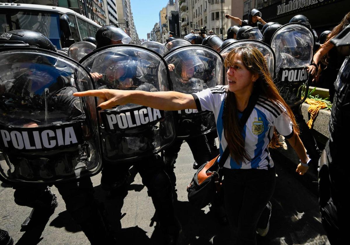 Una mujer se enfrenta a la Policía argentina durante una manifestación contra las reformas de Milei