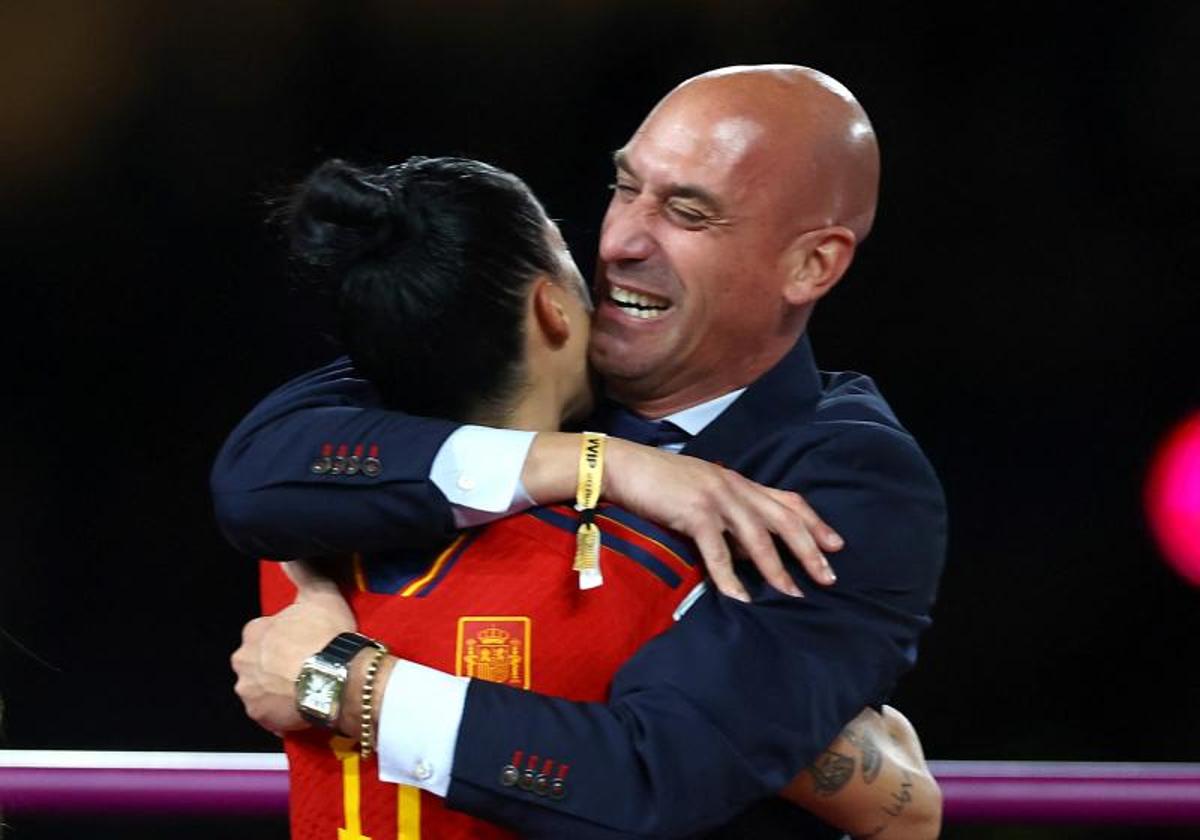 Luis Rubiales abraza efusivamente a Jenni Hermoso tras el Mundial femenino conquistado por España.