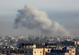 Una columna de humo surge sobre Yan Younis, vista desde Rafah, en el sur de la Franja de Gaza