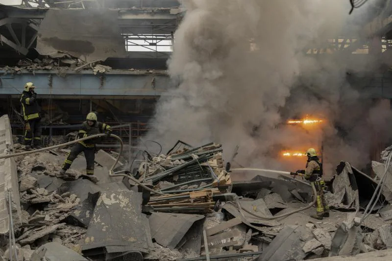 ハリコフの工場跡で消防士が消火活動を行っている。