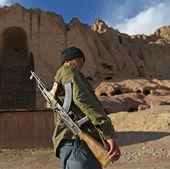 Un policía afgano patrulla por las inmediaciones de los Budas de Bamiyán, la zona turística por excelencia del país.