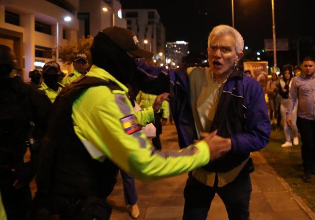 El encargado de la embajada de México en Quito, Roberto Canseco, forcejea con la Policía ecuatoriana para evitar la detención de Jorge Glas.