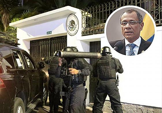 Agentes del cuerpo especial de Policía de Ecuador se disponen a entrar por la fuerza en la embajada de México en Quito para detener al exvicepresidente Jorge Glas.