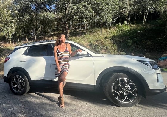 Gemma Mengual junto a su SsangYong Korando