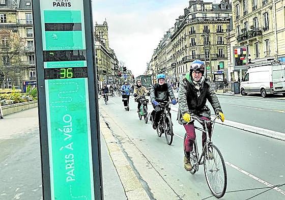 En algunos bulevares parisinos hay más ciclistas que automovilistas en hora punta.