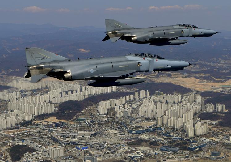 Aviones militares surcoreanos sobrevuelan Sejong.