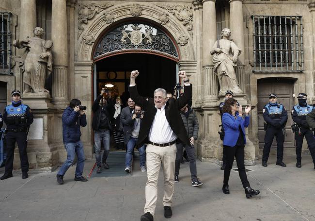 Diciembre. Joseba Asiron, eufórico, tras hacerse de nuevo con la Alcaldía de Pamplona gracias al polémico pacto PSN-Bildu.