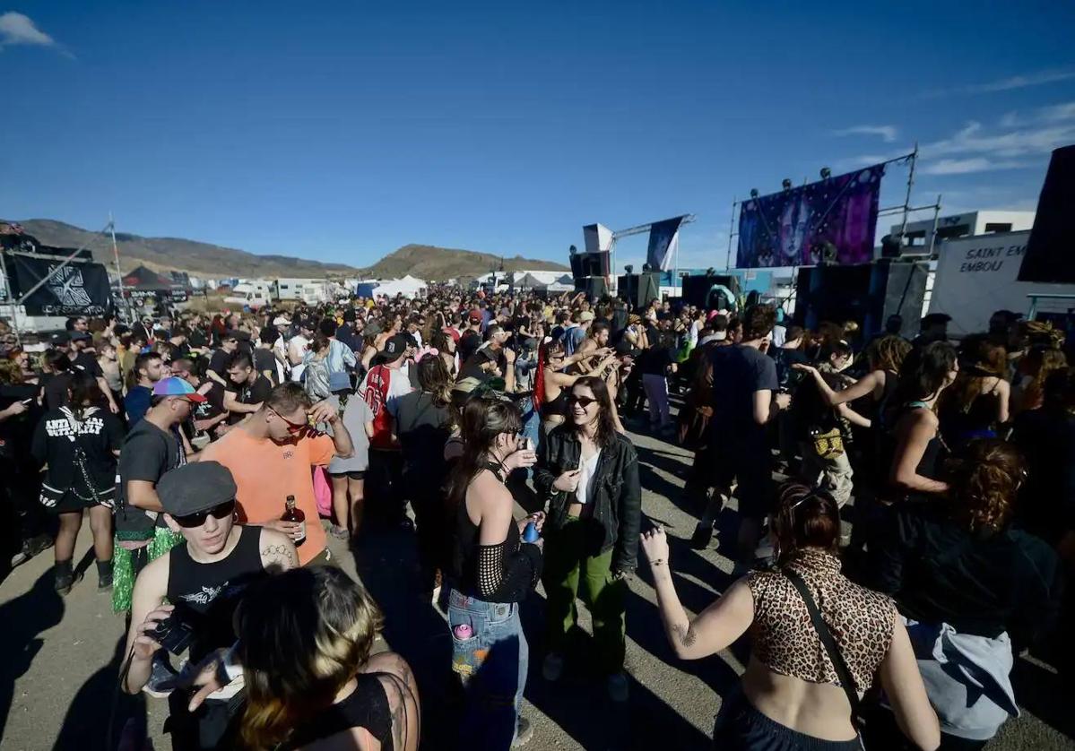 Aspecto general, este lunes, de la fiesta 'rave' ilegal que se desarrolla en el circuito de Fuente Álamo (Murcia).