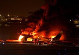«¡Fuego! ¡Por favor, sacadnos rápido»!; la angustia de los pasajeros del 'avión milagro' de Tokio