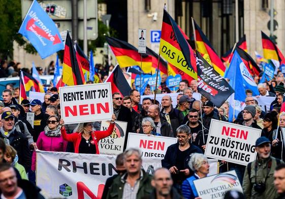 Una manifestación de grupos de extrema derecha, incluido el partido Alternativa para Alemania (AfD), contra el aumento de precios en Berlín.