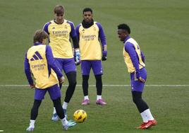 Vinicius participa en un rondo con Modric, Fran González y Rodrygo.