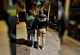 Un agente de la Guardia Civil y otro de la Germandería Nacional Francesa durante la investigación