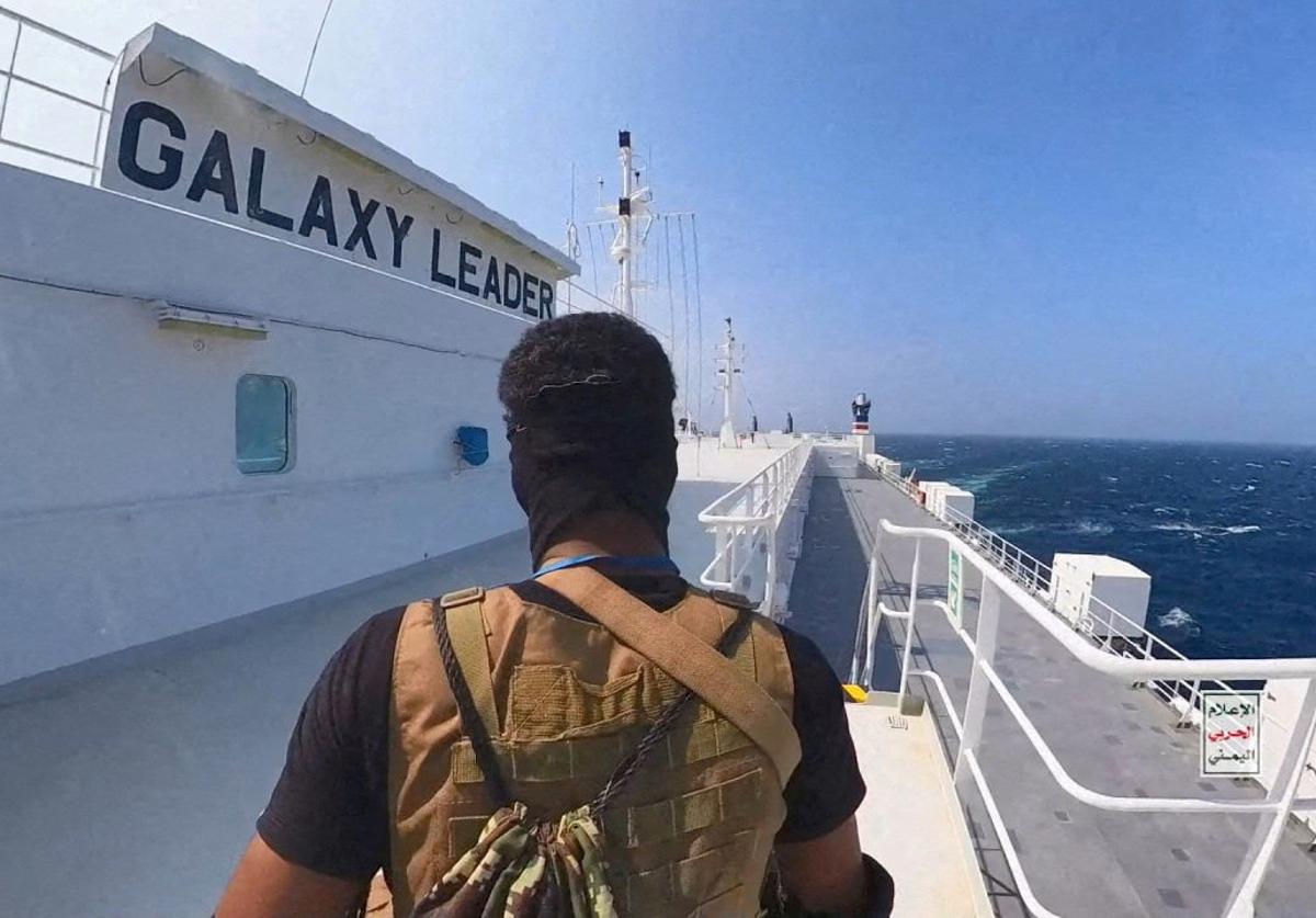 Un rebelde hutí asaltando un carguero en el mar Rojo