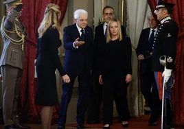 Mattarella y Meloni durante la ceremonia de juramento de la primera ministra en el palacio del Quirinal