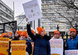 Los médicos residentes de Inglaterra inician una histórica huelga de seis días.