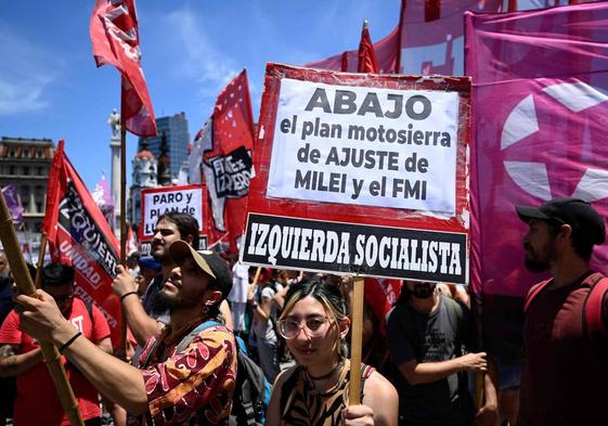 Los miembros de los sindicatos argentinos protestan contra el decreto de emergencia del presidente, Javier Milei.