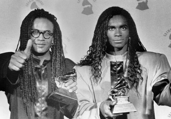 Milli Vanilli recoge su Grammy en la gala de 1990.