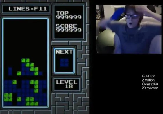 El chaval celebra por todo lo alto su récord en el Tetris