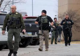 La Policía inspecciona la escuela secundaria de Perry donde ha tenido lugar un tiroteo.