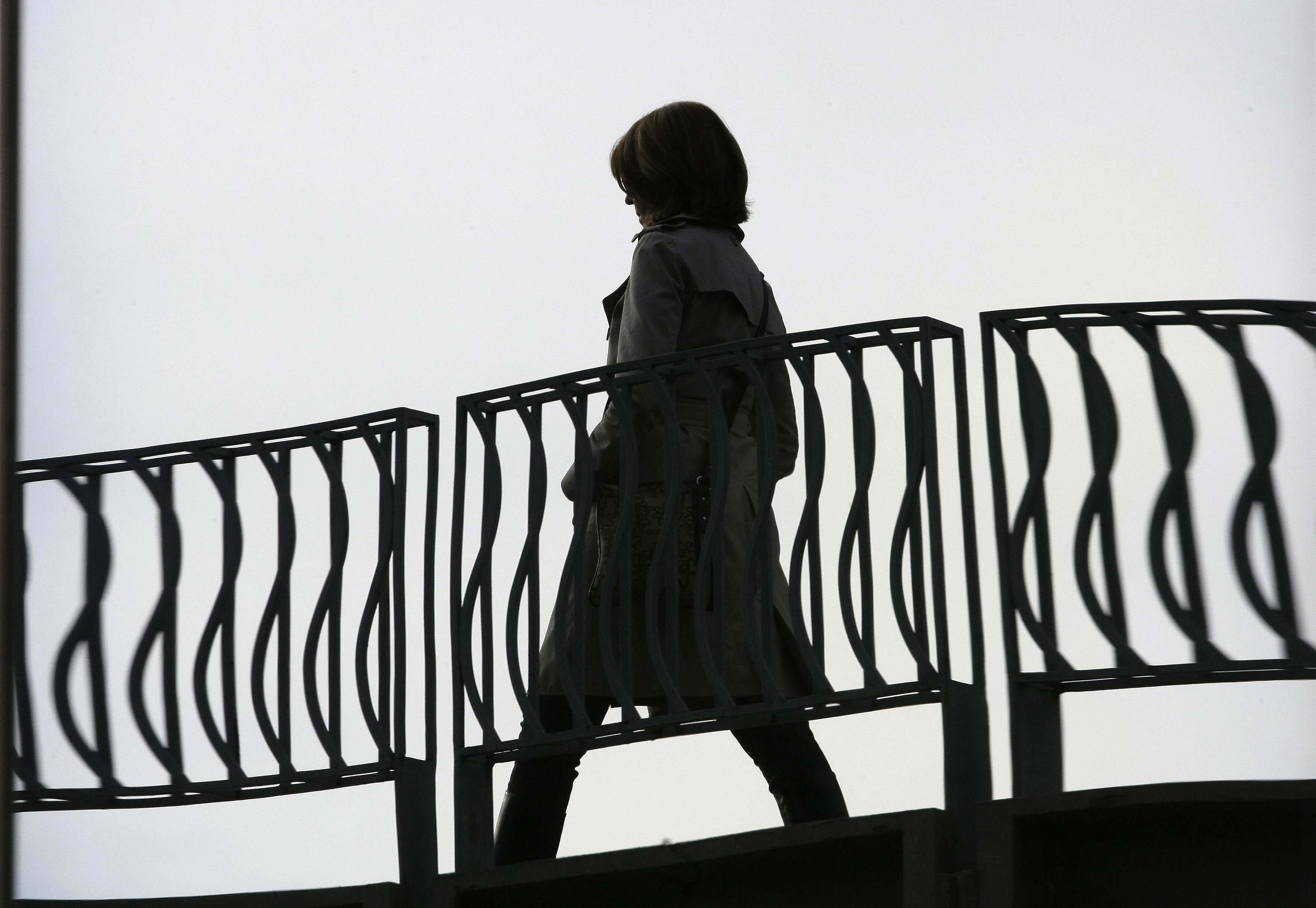 Silueta de mujer por un paso elevado del Paseo de Castellana (Madrid).