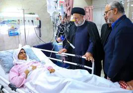 El presidente de Irán, Ebrahim Raisi, visita a los heridos de los ataques