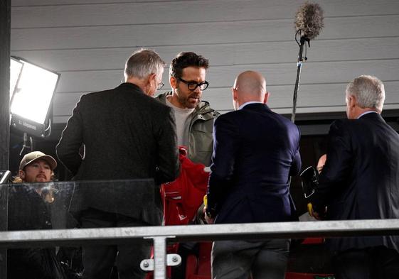 Ryan Reynolds es entrevistado por la televisión en un partido en el estadio del Wrexham.