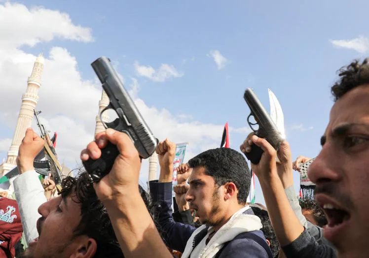 胡塞武装在也门首都萨那举行示威活动，支持叛军，