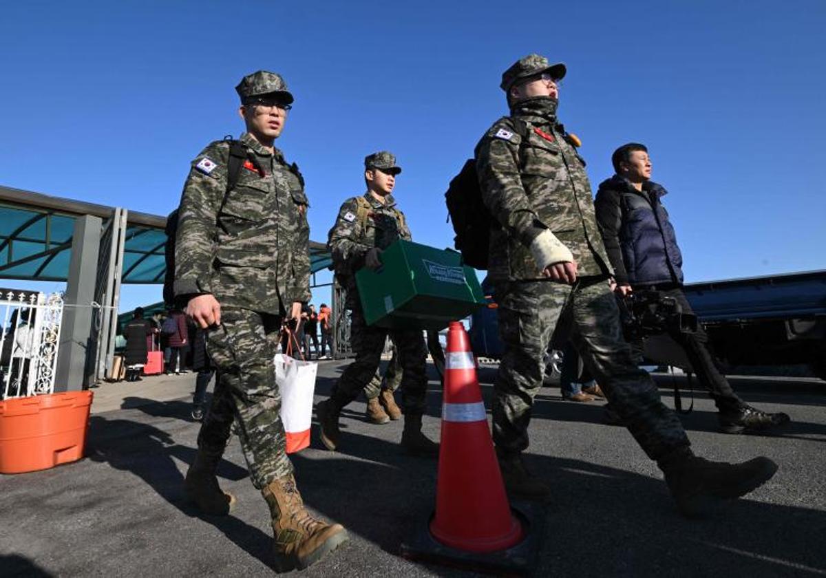 Los marines surcoreanos desembarcan de un ferry de pasajeros en la isla Yeonpyeong, cerca de la frontera marítima de la 'línea límite norte' con Corea del Norte.