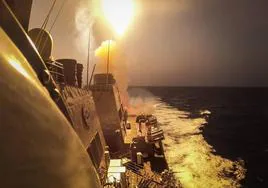 El USS Carney dispara sus misiles ante un ataque de los hutíes a buques comerciales en el mar Rojo