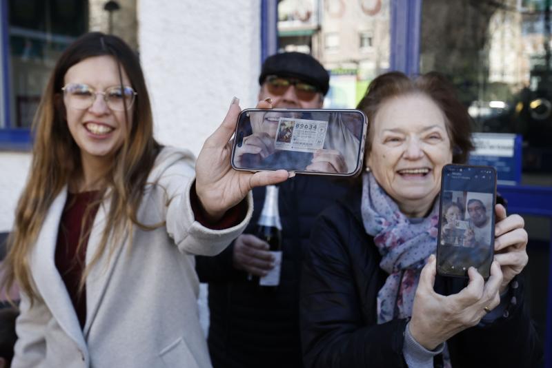 Dos de las agraciadas con el segundo premio de la lotería de El Niño, que ha caído íntegramente en Móstoles (Madrid)