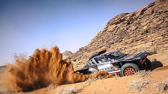 Sainz asalta el liderato en un día histórico para Peterhansel