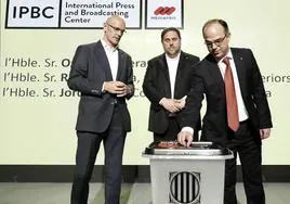 Raül Romeva, Oriol Junqueras y Jordi Turull, que acabarían en prisión, con la urna del 1-O.