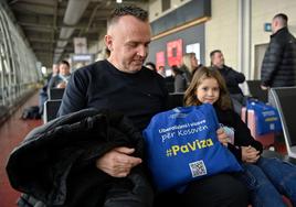 Los viajeros kosovares celebran poder viajar al espacio Schengen sin necesidad de visado