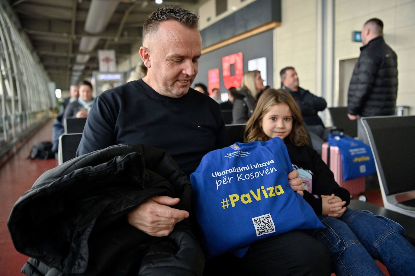 Los viajeros kosovares celebran poder viajar al espacio Schengen sin necesidad de visado