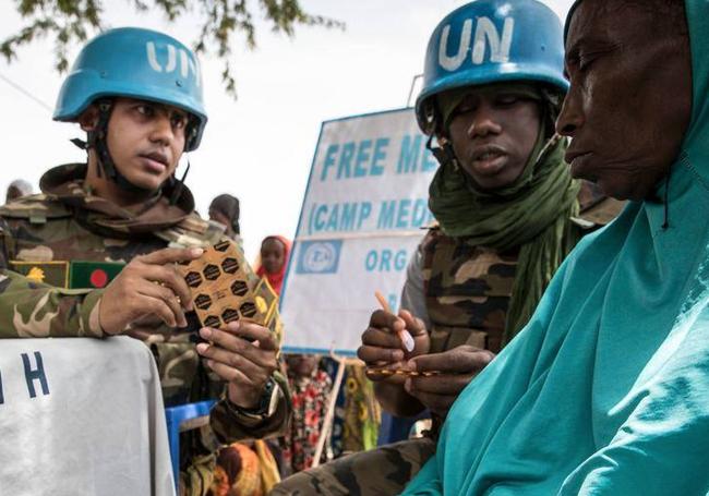 Las fuerzas de paz de la ONU visitan una zona remota del norte de Malí y brindan asistencia médica a comunidades aisladas.