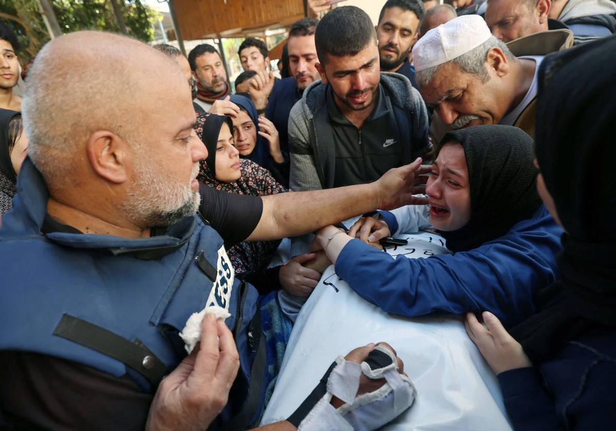 Funeral por Hamza Wael Dahdouh, periodista de Al-Jazeera muerto en un bombardeo.