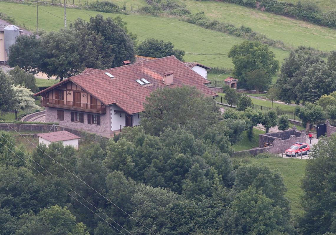 Policía foral junto a la vivienda familiar cuando se detuvo al padre de la víctima.