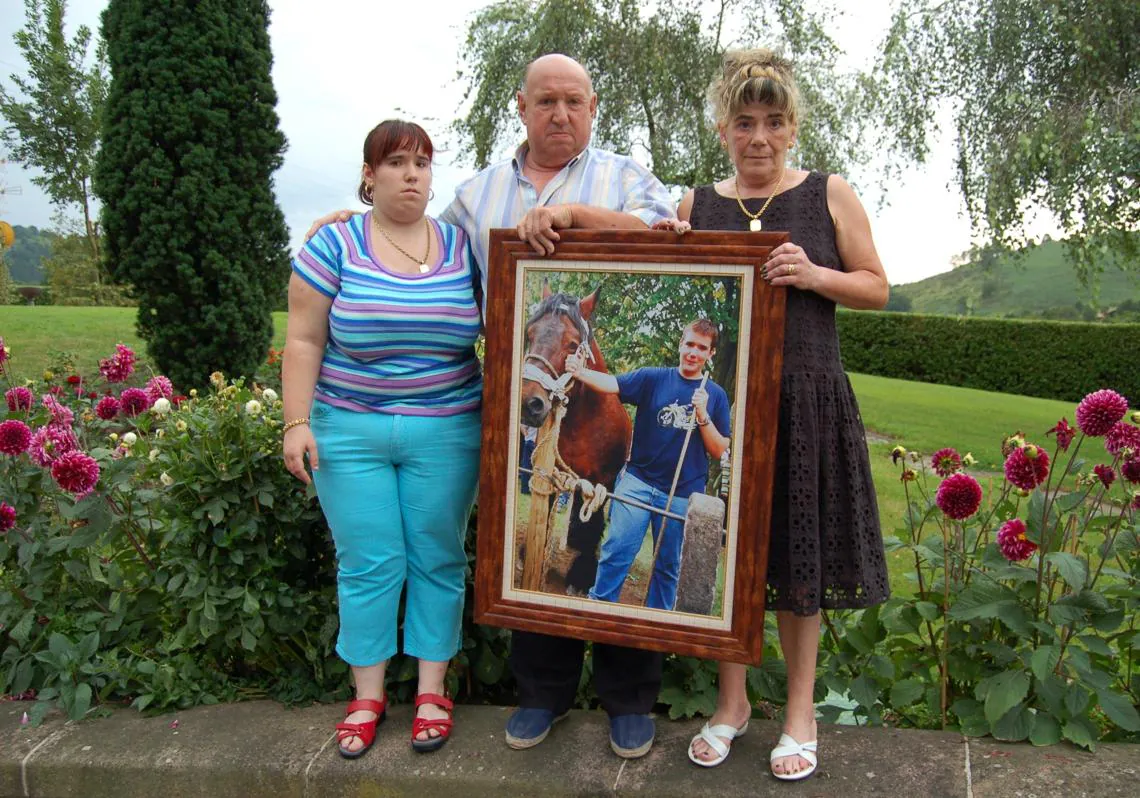 Los padres y hermana posan con la foto de Iñaki.