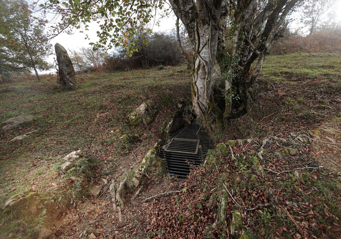 Foto de la entrada de la sima de Legarrea.