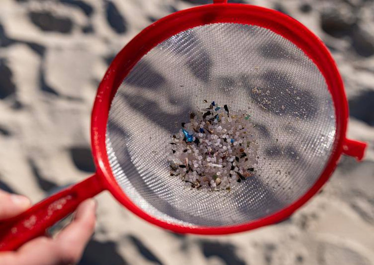 Imagen secundaria 1 - Voluntarios recogen pellets en las playas de la ría de Noia.