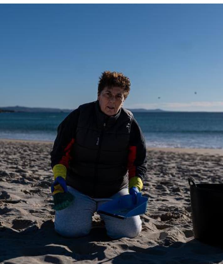 Imagen secundaria 2 - Volunteers collect pellets on the beaches of the Noia estuary.