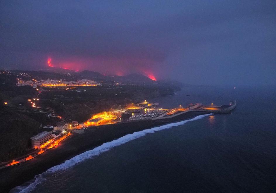 La colada llega al mar tras la erupción de un volcán, en el Puerto de Tazacorte.