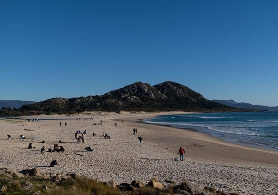 Voluntarios recogen microplásticos en las playas gallegas.