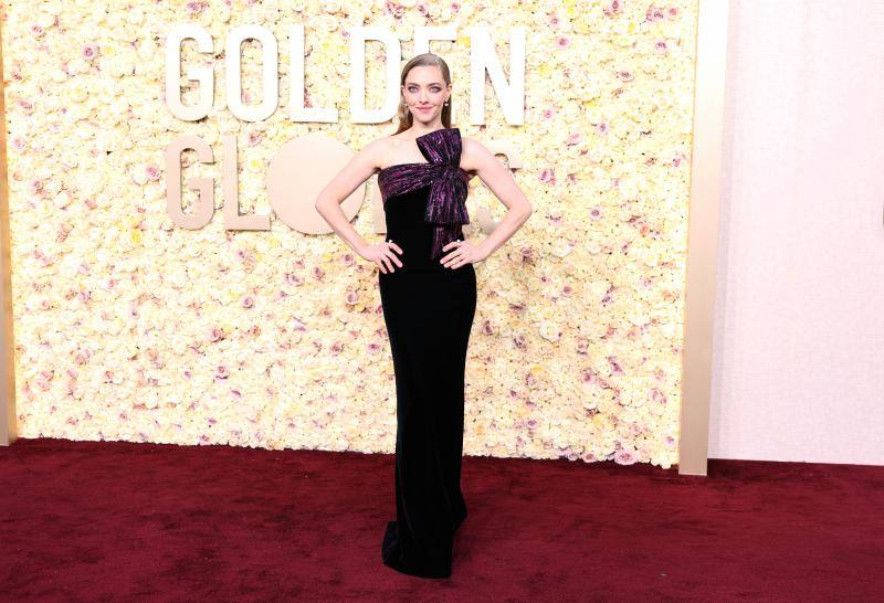 Amanda Seyfried con un vestido negro de Armani Privé en que destacaba una gran lazada en el pecho. 