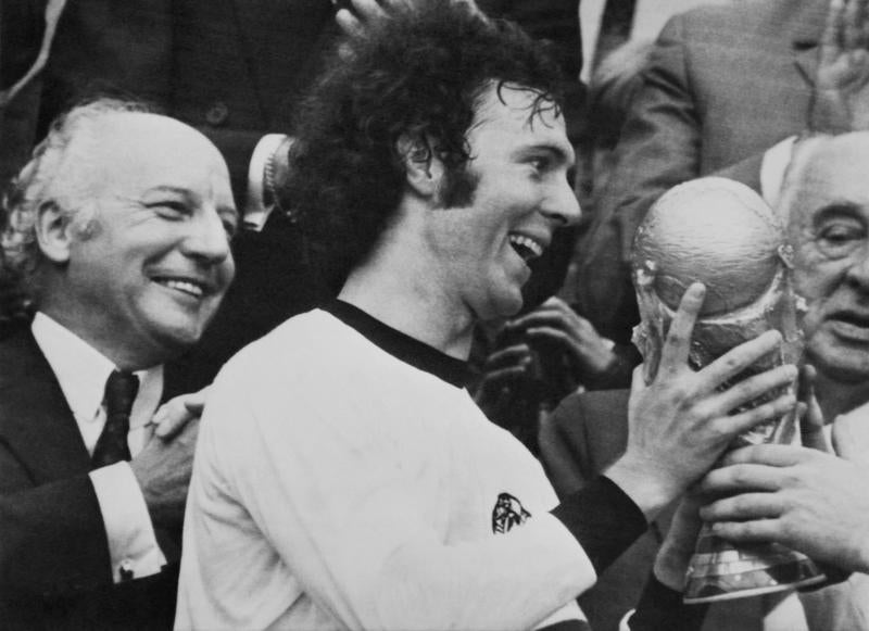 El Káiser recibe el trofeo del Mundial de Alemania 74, conquistado por la Maanschaft que lideraba.