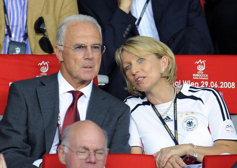 Beckenbauer y su esposa presencian un partido de la Eurocopa 2008.